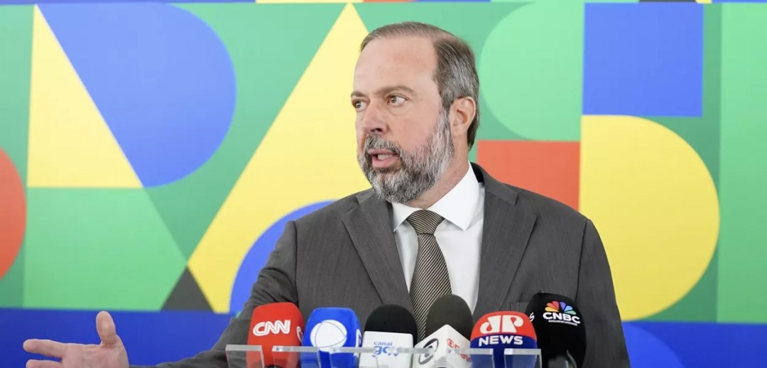 Petrobras anunciou queda de R$ 0,17 por litro, mas governo teme que desconto não chegue aos consumidores, em 4 de junho de 2025O ministro de Minas e Energia, Alexandre Silveira, enviou nesta terça-feira, 4, um ofício a cinco órgãos de fiscalização solicitando ações imediatas para assegurar que a recente redução no preço da gasolina A, anunciada pela Petrobras, seja repassada integralmente aos consumidores. A Petrobras divulgou nesta semana uma redução de 5,6% no valor da gasolina A, o que representa uma queda de R$ 0,17 por litro no preço repassado às distribuidoras. No entanto, o governo expressou preocupação de que o desconto não seja refletido nas bombas, prejudicando o consumidor final. Segundo Silveira, o objetivo é garantir que os benefícios da redução cheguem de forma rápida e completa à população. “Estamos vigilantes para assegurar que a queda anunciada pela Petrobras se converta em alívio real no bolso dos brasileiros”, afirmou o ministro.