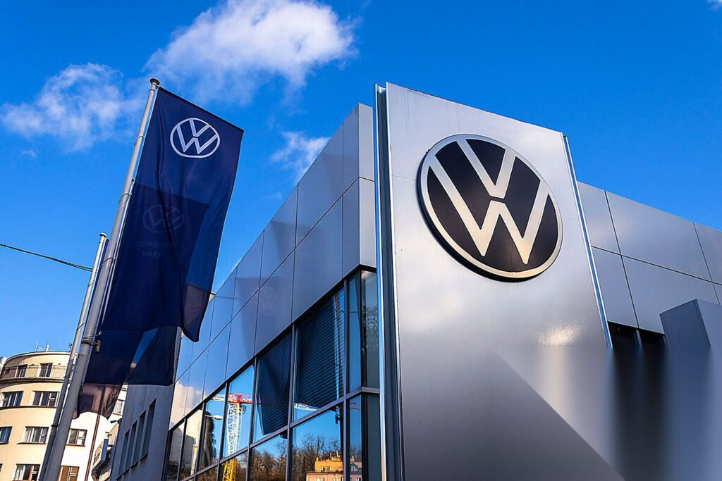 Gigantes do Setor Automotivo Enfrentam Pressão Financeira e Disputa Global
