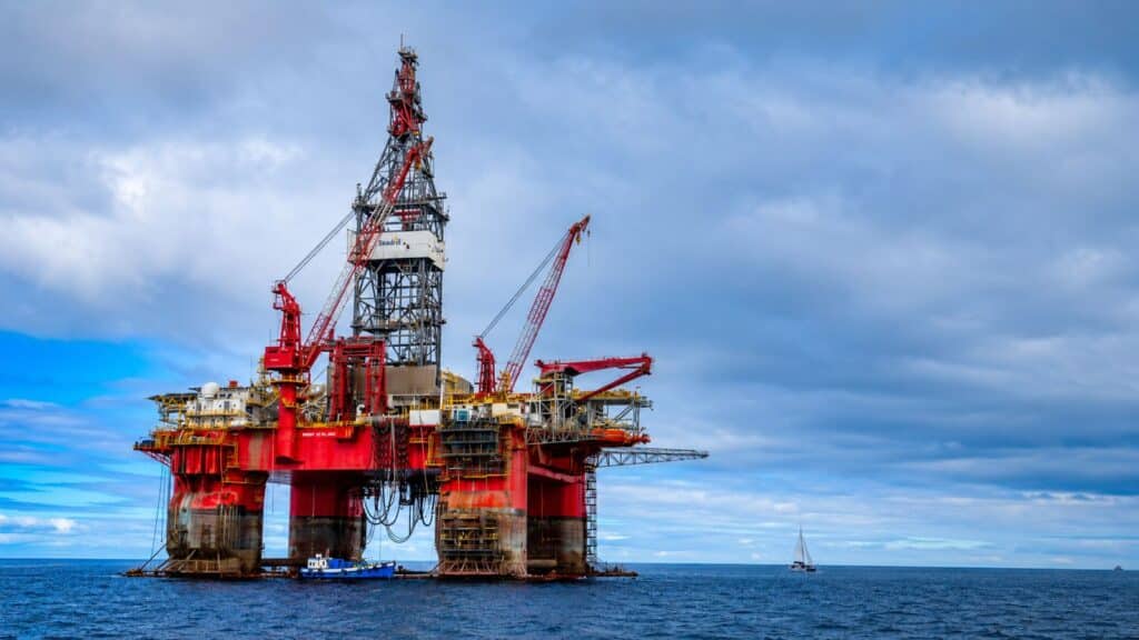 Preço do Petróleo Dispara e Reacende Alerta na Bomba