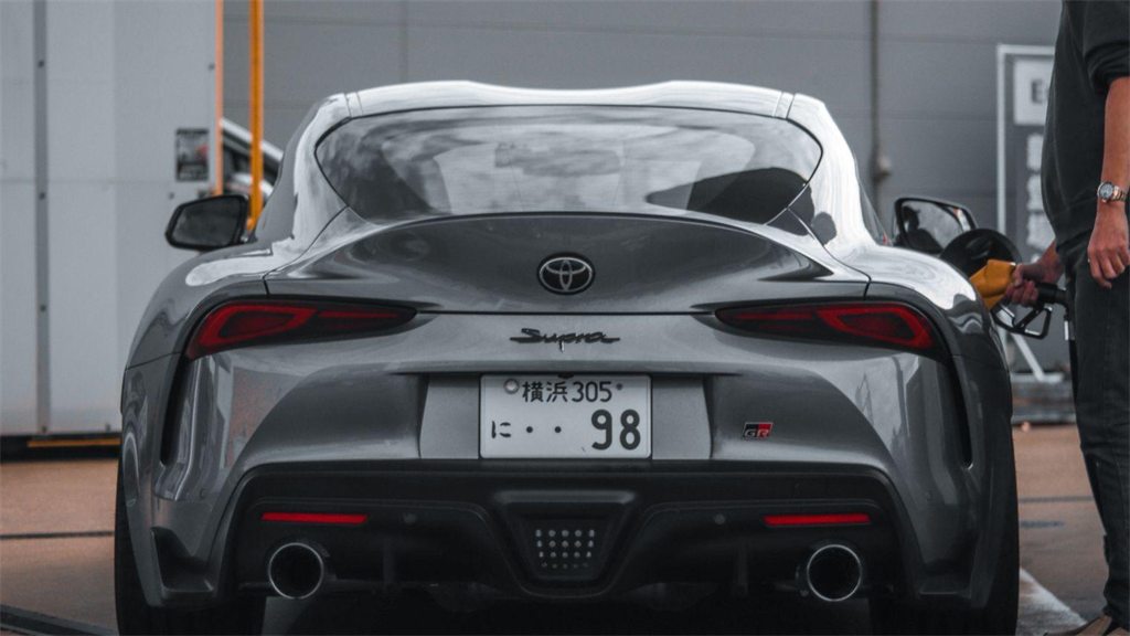 Traseira de um Toyota Supra cinza com aerofólio, vista de perto
