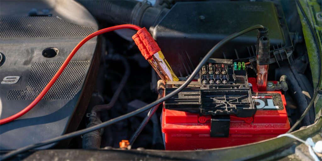 Bateria do carro descarregando: causas e soluções