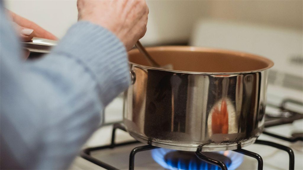 Panela sobre a chama acesa de um fogão a gás