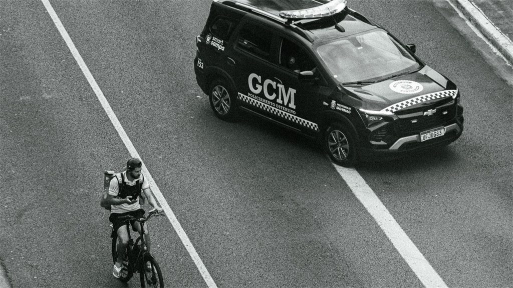 Viatura de guarda municipal abordando um motociclista em via urbana