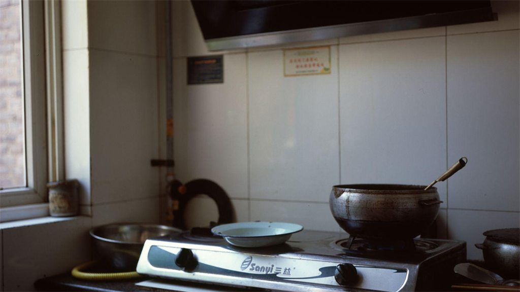 Panela sobre a chama de um fogão a gás em uma cozinha