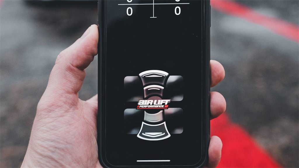 Mão segurando um celular com um cupom digital na tela