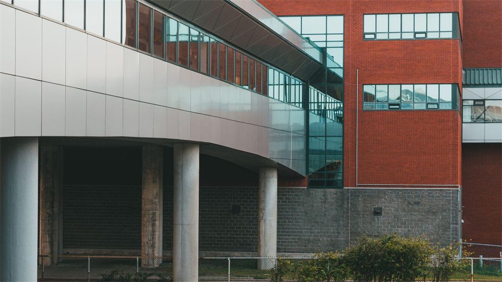Fachada de prédio público moderno com revestimento vermelho
