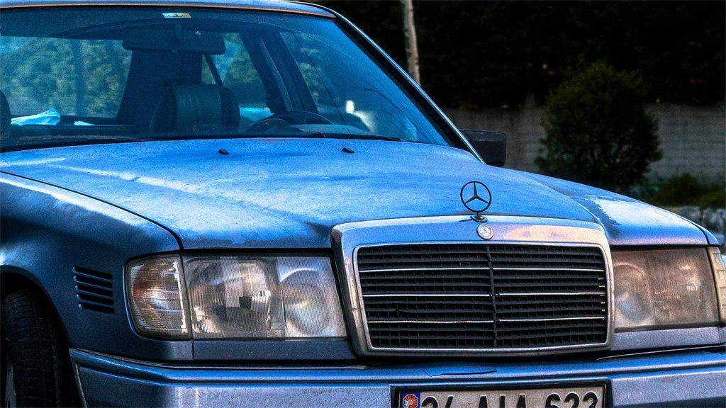 Mercedes-Benz antigo em azul, visto de frente com a placa à mostra