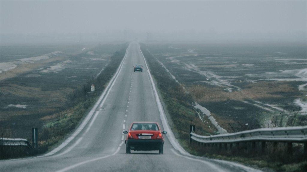 Rodovia de pista dupla vista de cima, com poucos veículos