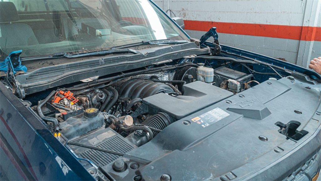 Compartimento do motor de um carro com o capô aberto