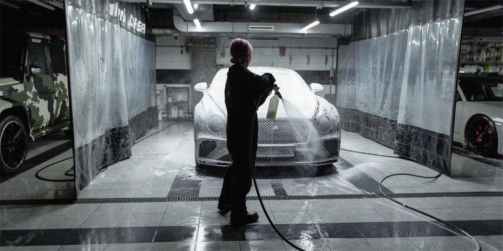 Como lavar o carro em casa sem riscar a pintura