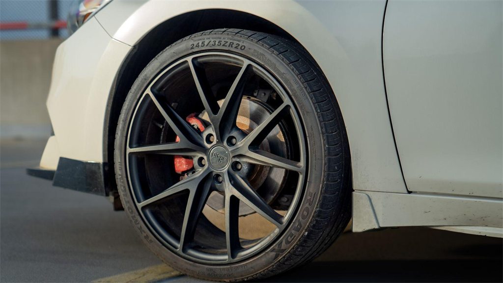 Roda de liga leve de um carro branco, vista de perto